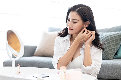 男生女生一起查查查的APP：竞速与推理交织，双人协作战场