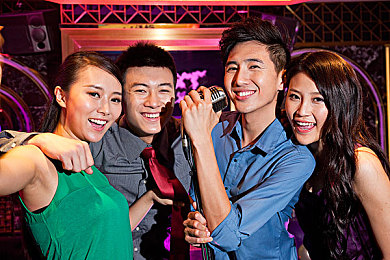 黄色APPOPPO：视觉加速器引爆赛道，高饱和色彩优化竞速游戏沉浸体验