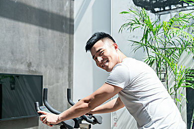 黄色软件免费下载opoo：极速狂飙，都市暗码解锁未来幻影座驾