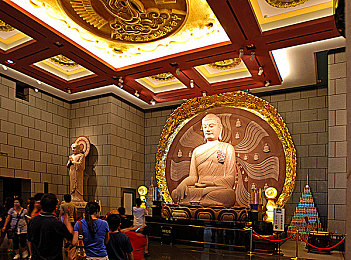 黄色秘密入口:霓虹幻影赛道揭秘,解锁《极限街头》隐藏竞速空间-3