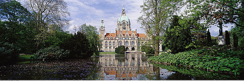 美女不穿裤衩软件：极速幻影赛车游戏，视觉革命与硬核玩法全解析