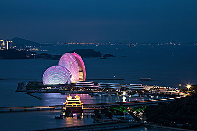 看奶网站：翻滚吧，乳白容器的农场狂飙竞速派对