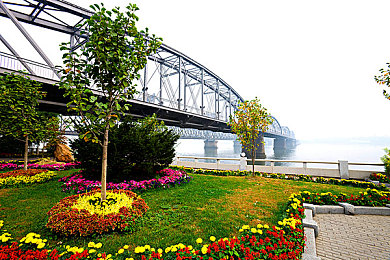 色情99：霓虹都市倒计时启动，极限逃脱挑战赛博狂飙新纪元