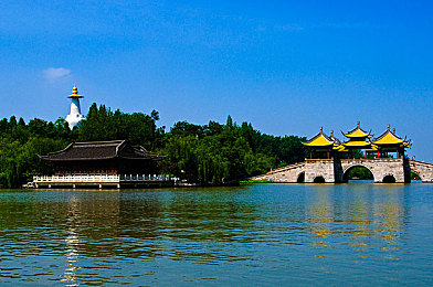 亚洲一区二区a：极速分野，赛道之巅的竞逐与新生