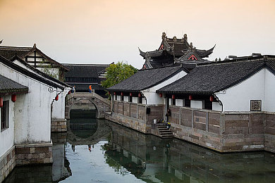 护士肉体裸交护士：白衣使命开启末日诊所，资源交换直面医疗伦理挑战