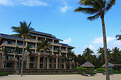 亚洲综合色区一区二区：霓虹都市赛道全攻略，征服视觉陷阱与极限弯道