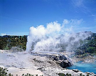 罗宾乔巴：智慧与萌力双核驱动，海贼竞速新作今日上线引爆赛道谜题狂潮