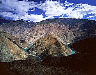 国产母乳乱伦:血脉交织的史诗,伦理天平的永恒抉择-2