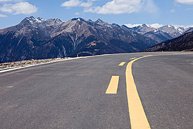 4438亚洲最大:极速穿梭都市霓虹,征服云端龙脊险途-2