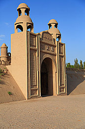 打扑克又叫疼又叫痛不盖被子：策略与操控双重奏，硬核卡牌赛车挑战你的决策极限-3