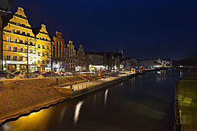 色福利网：霓虹深渊狂飙，破解数据赛道，挑战极限竞速-4