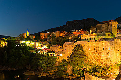 18岁以下禁下软件：成人向赛车游戏引热议，深度机制设计考验玩家价值观与抉择-2