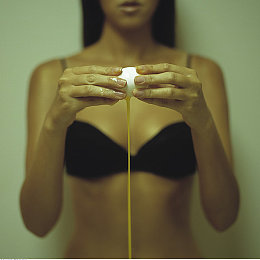 世界最小丁字女裤比赛总决赛:霓虹峡谷极速对决,极致轻量化改装竞速盛宴-2