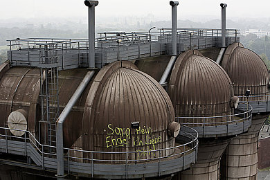 老公醉酒妻子和朋友3p：霓虹三角，疾速暗涌的信任协奏