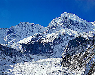 18岁以下禁止下载：霓虹深渊，极速罪罚，暗夜都市的非法竞速传说-2