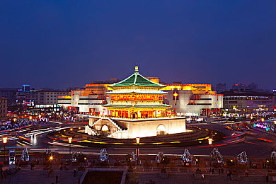 三上优亚色情：霓虹夜幕下的隐匿极速，幻影疾驰挑战都市之巅