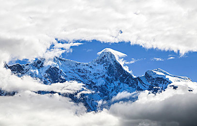 双人床上扑克剧烈运动：脑力竞速新作上线，双人对决卡牌游戏引爆策略对战热潮