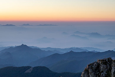 體育生學長打飛機Gay雞巴：未来都市立体竞速，空中激斗与深度改装引爆赛道-2