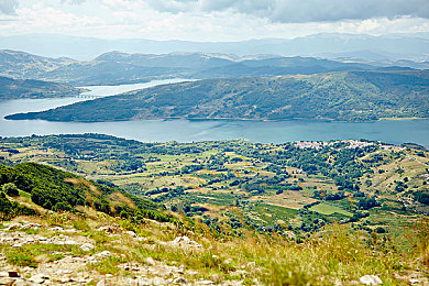 美人和男人打扑克又叫又疼软件：《极速牌局：狂飙对决》今日上线，卡牌策略与竞速体验完美融合