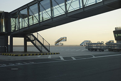 黄色软件APP免费下载3.0.3：极速狂飙新版本上线，征服霓虹夜城与沙漠风暴赛道攻略-2