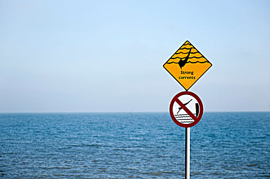 乖乖女校花被打光屁股：极速优等生，夜幕下的双面竞速之旅