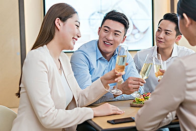 亚洲秘一区二区:霓虹都市与雨林险境,极速征途的双面传奇-2