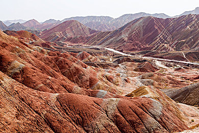 冯珊珊的户外挑战：驾驭钢铁猛兽，征服极端自然的生存竞速之旅