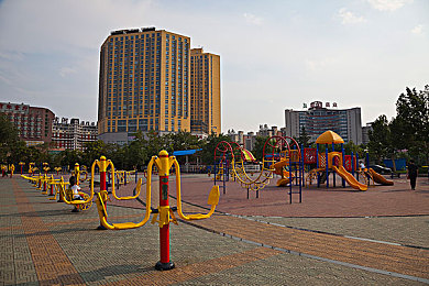 丰满少妇凹凸BBBB是合法的吗：极速改装，真实物理，动态赛道竞速体验