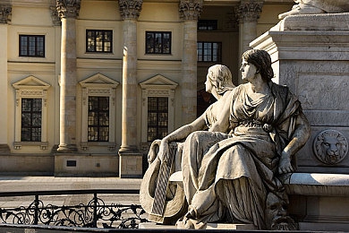 艳女TV：霓虹深渊，极速直播的都市传奇-2