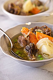 三人弄娇妻高潮3p：极速狂飙团队竞速，三人协作征服赛道，体验极致默契与爆发