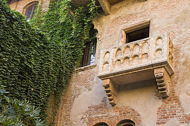 404黄色软件：数字故障美学竞速新作，驾驭代码崩溃体验另类驾驶艺术