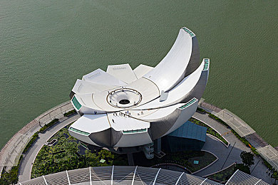 色TV：霓虹赛道上的视觉狂欢，色彩能量驱动竞速新体验-3