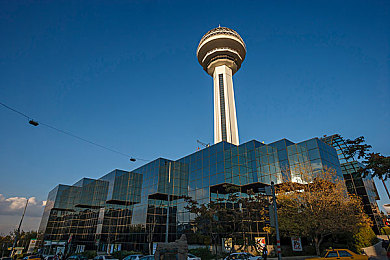 中文字幕国产AV:国产赛车新作极速字幕发布,本土化赛道与语音导航引爆竞速体验-2