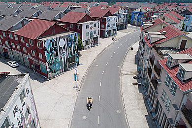 夜18禁：霓虹赛道，成年玩家的深夜竞速王国