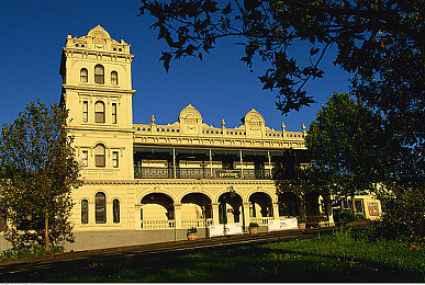 黄色软件3.0.3免费下载网站：霓虹山道，极速改装与竞技新纪元-3