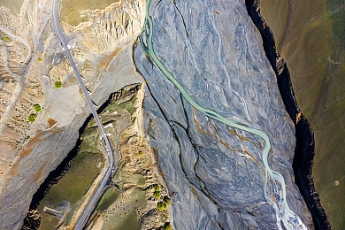 亲女让我进去了：废土车神与机械养女，破解车库密锁共赴末日征程