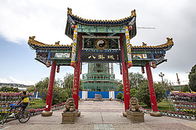 亚州一区二：极速霓虹，穿梭东方都市的蜿蜒梦境