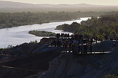 av剧情：当引擎轰鸣遇见电影叙事，沉浸式竞速游戏新体验-3