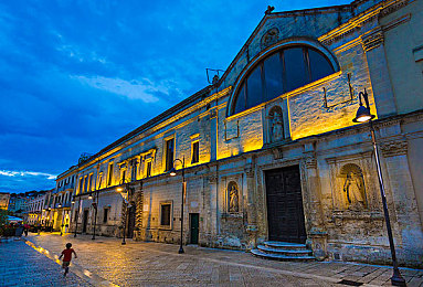 双人床打扑克网站：竞速搭档巧用扑克组合，创新合作驾驶游戏今日上线