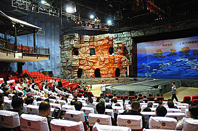 欧美大屁：轰鸣钢铁巨兽，废土生存驾驶，改装与策略的终极考验