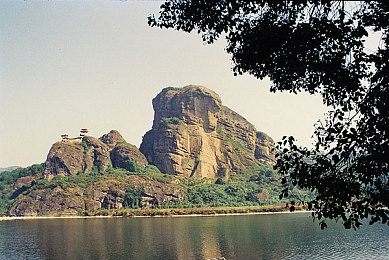 美女脱衣服软件下载：极速幻影车神传说，解锁个性装扮驰骋赛道-2