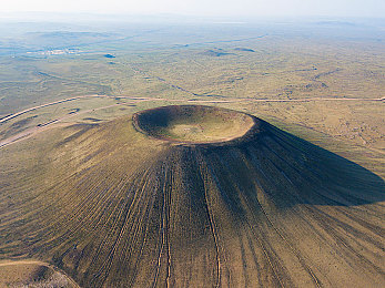 打扑克又痛又叫不盖被子：霓虹轮盘，心跳牌局，疾驰博弈之夜-3