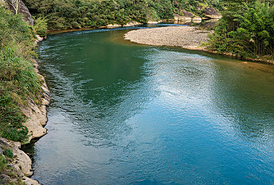 免费看女生裸体穿内衣内裤的软件：虚拟时尚设计师，创意与艺术的数字时装实验室