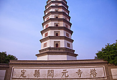 打扑克不盖被子的视频：狂飙赌局，在极速赛道体验策略卡牌的全押对决