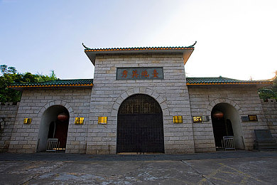 AV黑人：未来竞速新作发布，暗夜幽灵跑车席卷虚拟赛道-2