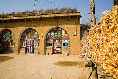 女高中掀裙打屁股无内裤:校园竞速新作上线,创意恶作剧打破阶级壁垒-3