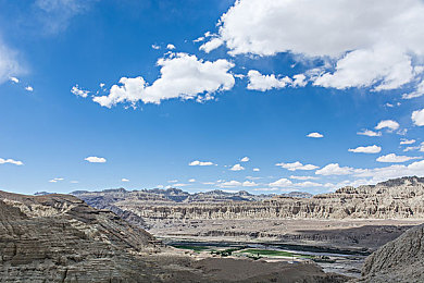 不穿衣服美女软件：虚拟与现实交织，未来赛车揭秘隐藏赛道新玩法