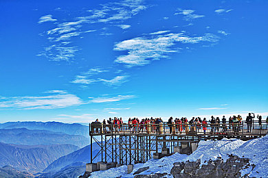 體育生學長打飛機Gay雞巴：未来都市立体竞速，空中激斗与深度改装引爆赛道-3
