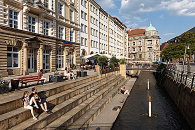 男生的坤坤和女 生的坤坤放在一起：拟真竞速与卡通赛车对决，双风格攻略助你称霸赛道-1