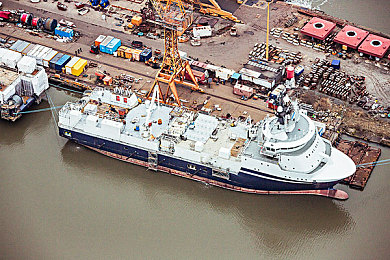 男女在床上打扑克：双人卡牌赛车新作极速搭档上线，策略与竞速的完美融合今日揭秘-2